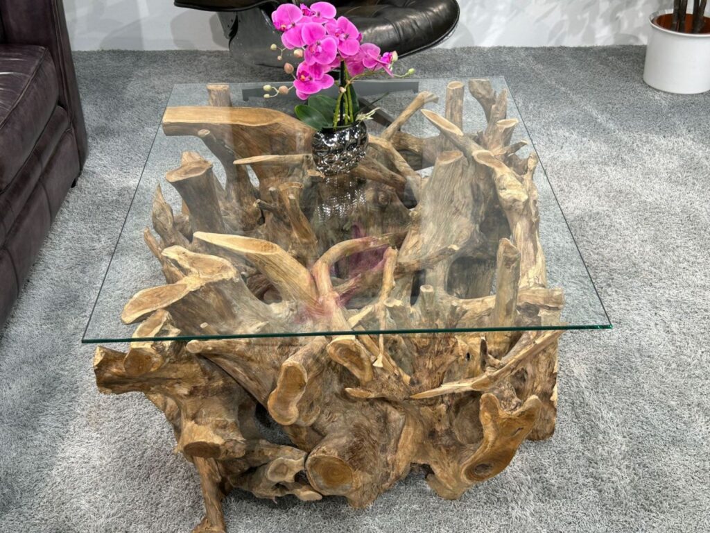 Massiver Wohnzimmertisch aus einer Baumwurzel Wohnzimmertisch aus einer Baumwurzel mit einer Glasplatte