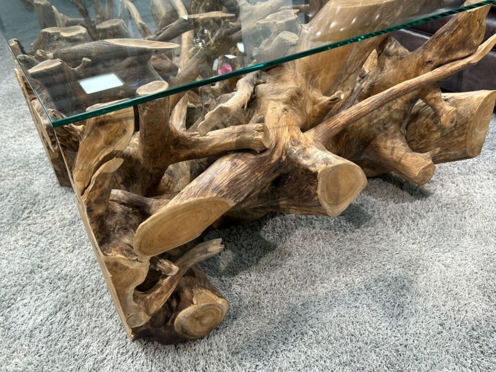 Massiver Wohnzimmertisch aus einer Baumwurzel Wohnzimmertisch aus einer rustikalen Baumwurzel