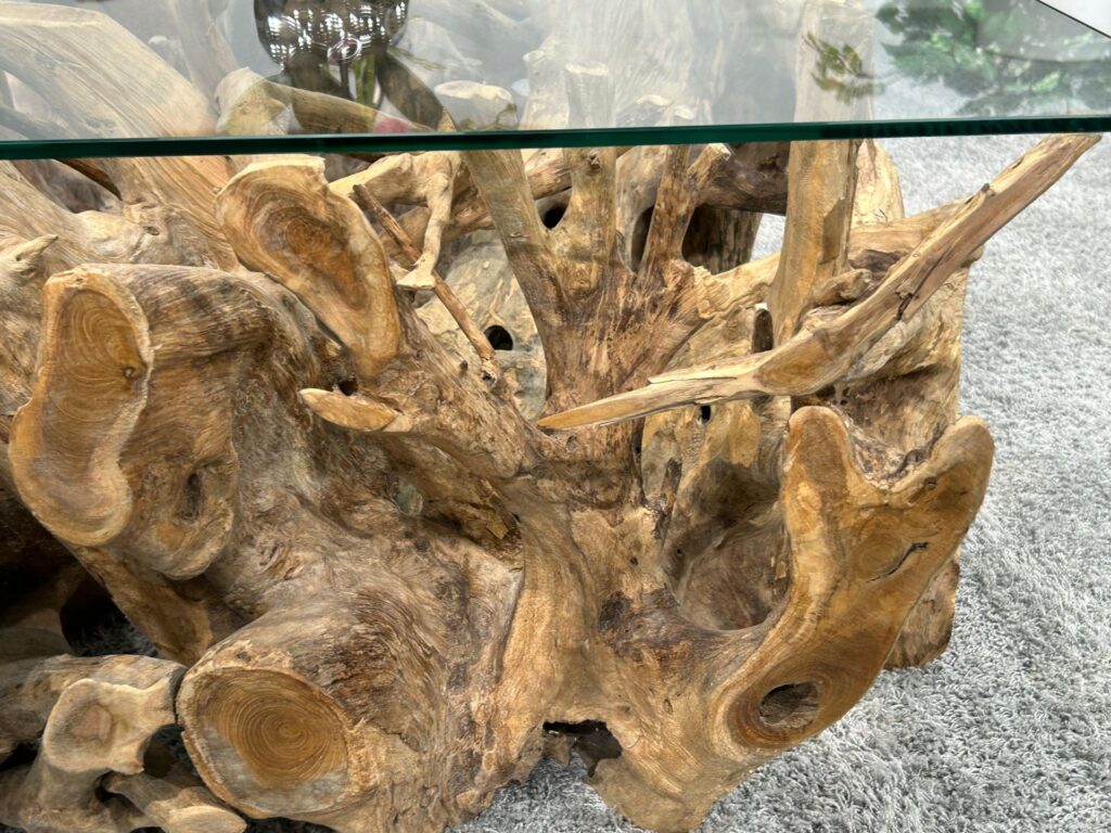 Massiver Wohnzimmertisch aus einer Baumwurzel Massiver Wurzeltisch für das Wohnzimmer
