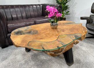 Baumstamm Couchtisch „Lakeside“ aus einer Teakholz-Baumscheibe Baumstamm Couchtisch aus Teakholz