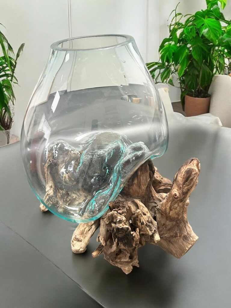 Vase aus geschmolzenem Glas mit Wurzelholz XL Handgefertigte Glasvase aus Sockel aus Wurzelholz
