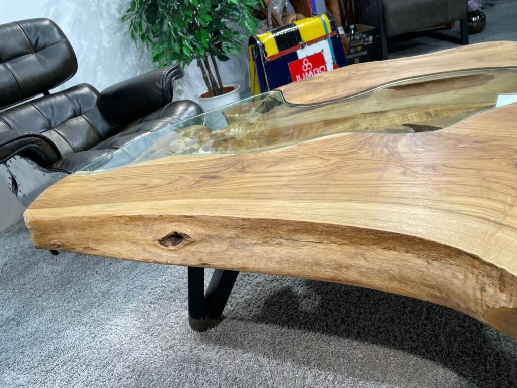 Couchtisch aus Baumscheibe niedrig