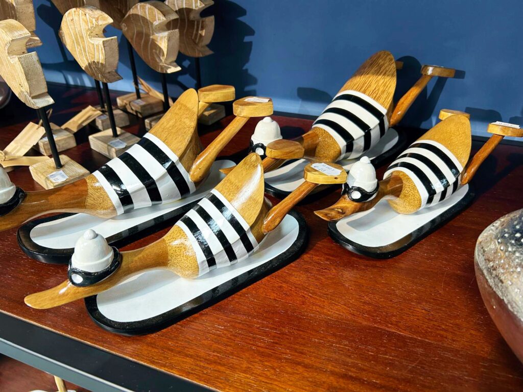 Ente aus Holz geschnitzt auf Surfbrett