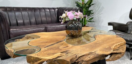 Flacher Couchtisch aus einem Baumstamm LAKESIDE Flacher Couchtisch LAKESIDE