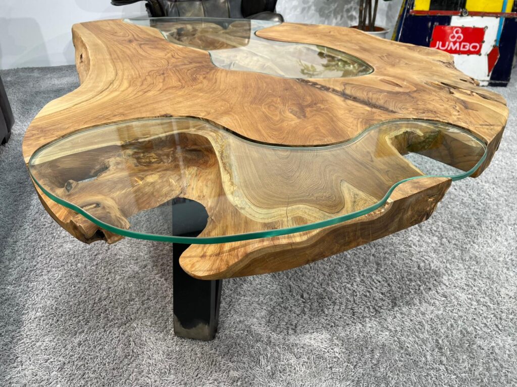 Flacher Couchtisch aus Massivholz