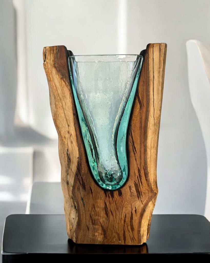 Glasvase mit Holz :: Glaskunst in Perfektion Glas eingeschmolzen in Holz