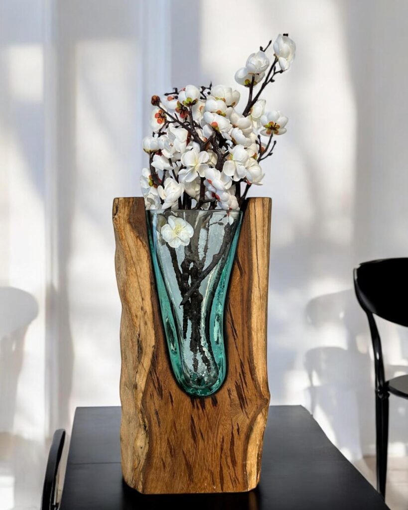 Glasvase mit Holz :: Glaskunst in Perfektion Glasvase auf Holz