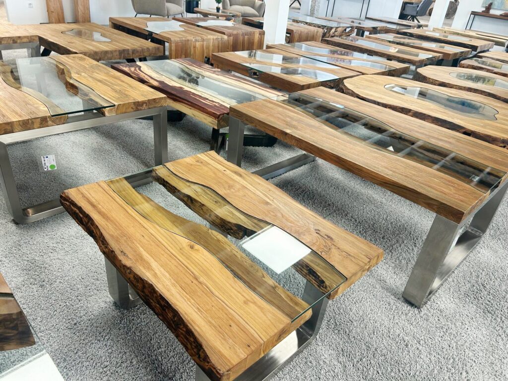 Handgefertigter Couchtisch im Industrial-Stil