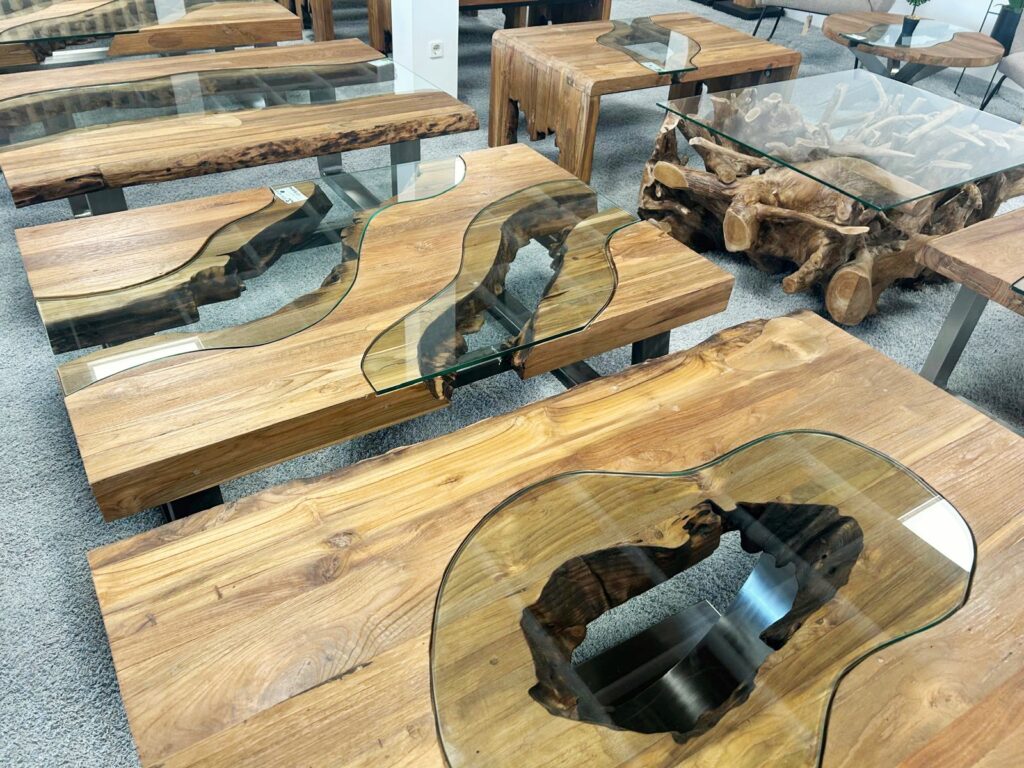 Handgefertigter Couchtisch im Landhausstil