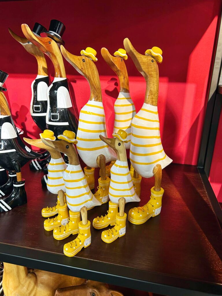 Holzente mit Stiefeln