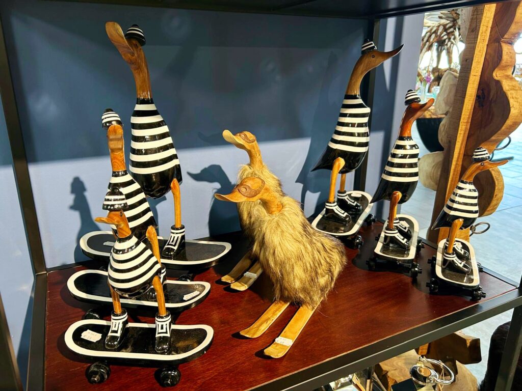 Laufente Holzfigur auf Skateboard