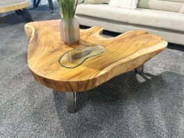 Coffee table made of tree slice „Lakeside Suar“ with live edge Coffee table made of tree slice "Lakeside Suar"