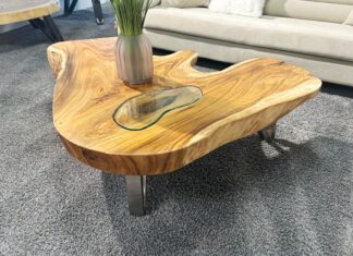 Couchtisch aus Baumscheibe „Lakeside Suar“ mit Baumkante Couchtisch aus Baumscheibe "Lakeside Suar"