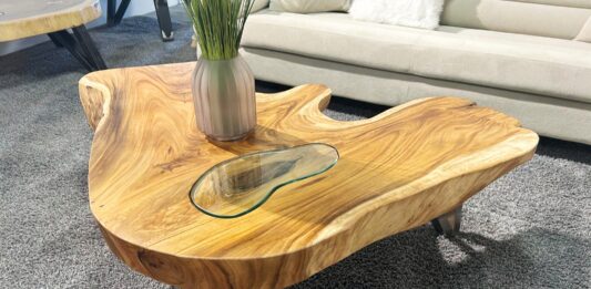 Table basse en rondelle de bois „ Lakeside Suar “ avec bord de l'arbre Table basse en tranche de bois "Lakeside Suar"