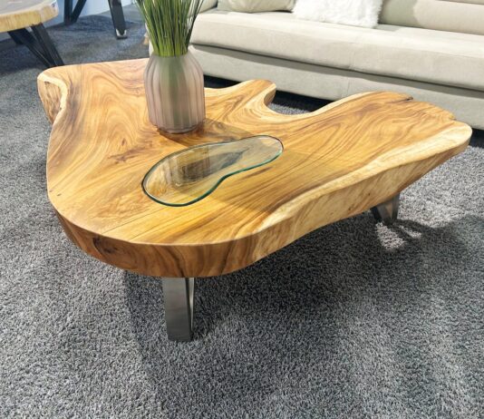 Couchtisch aus Baumscheibe „Lakeside Suar“ mit Baumkante Couchtisch aus Baumscheibe "Lakeside Suar"