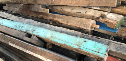 Woher stammt recyceltes Holz für die Möbel? Recyceltes Holz für Möbel vom Tischonkel