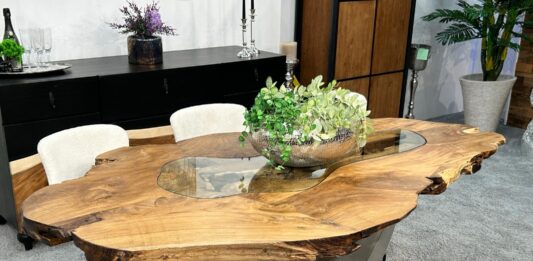Einzigartiger Baumtisch „Expression“ aus antiken Baumscheiben Baumtisch Serie Expression aus Teakholz