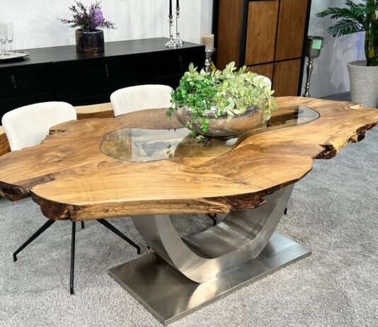 Einzigartiger Baumtisch „Expression“ aus antiken Baumscheiben Baumtisch Serie Expression aus Teakholz