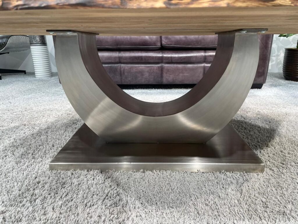 Massiver Wohnzimmertisch "Fusion" – Altholz in Perfektion Massiver Wohnzimmertisch mit Tischgestell aus Edelstahl