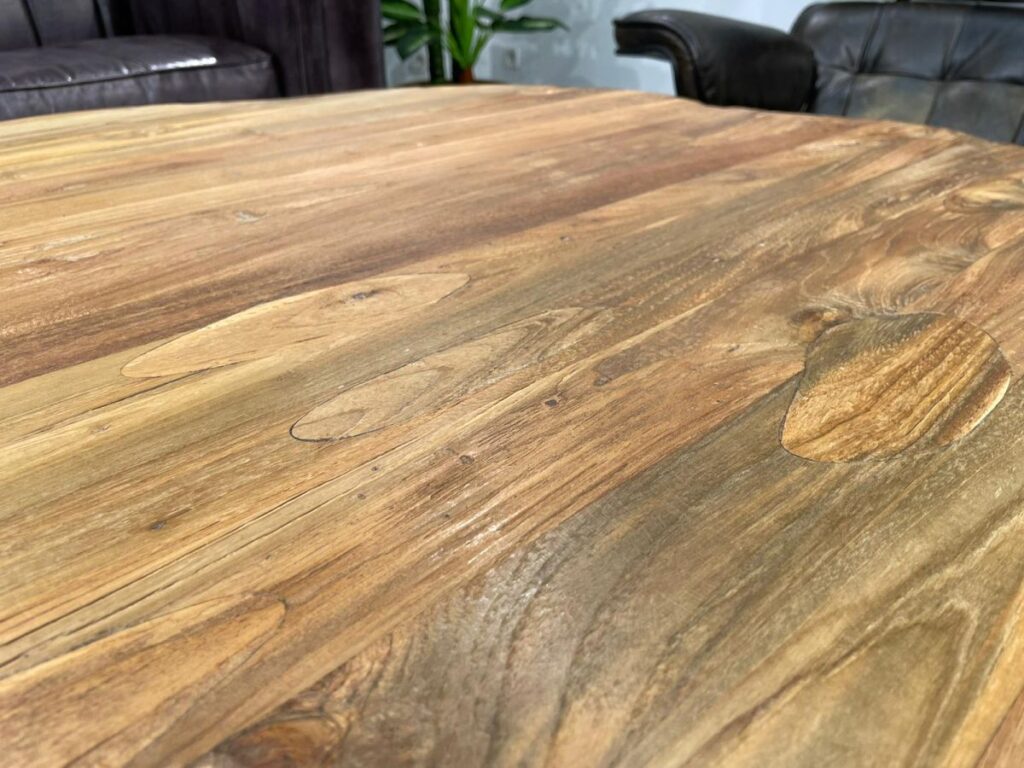 Massiver Wohnzimmertisch "Fusion" – Altholz in Perfektion Massivholz Tischplatte mit rustikaler Oberfläche