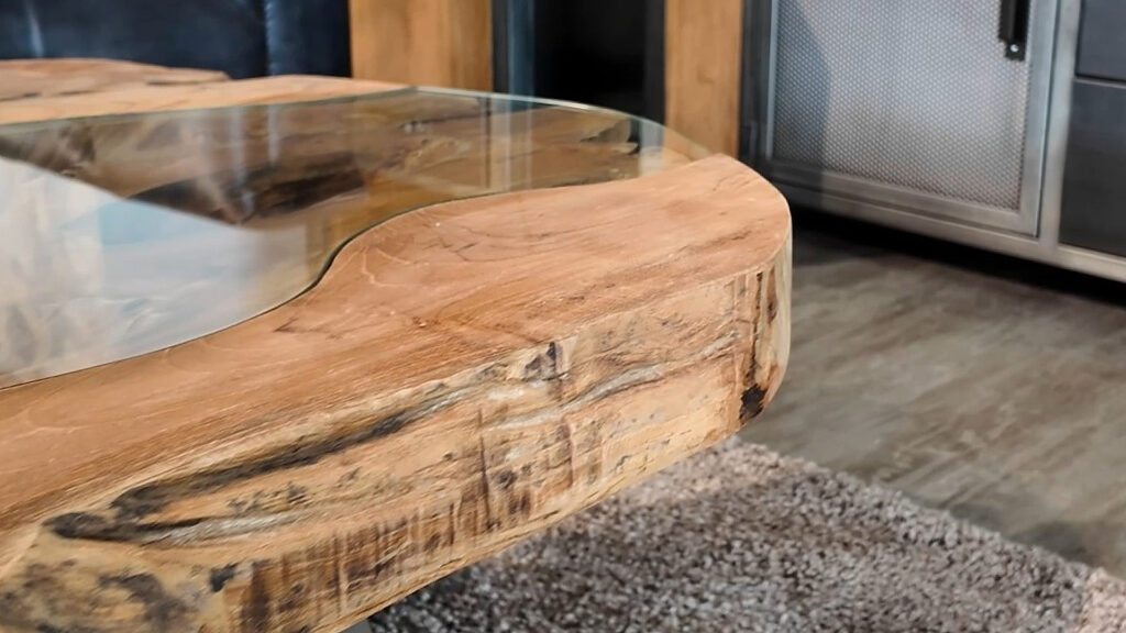 Couchtisch aus einer Baumscheibe – Ein Unikat der Serie "Lakeside" Natürliche Baumkante Couchtisch