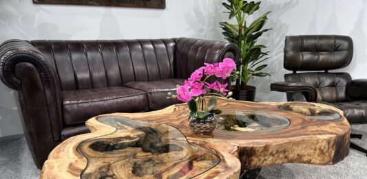 Eindrucksvoller Couchtisch „Lakeside“ aus einer Baumscheibe Eindrucksvoller Couchtisch Baumscheibe