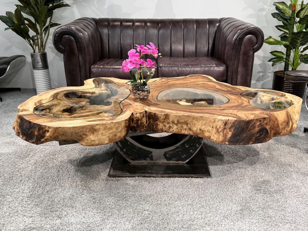 Eindrucksvoller Couchtisch „Lakeside“ aus einer Baumscheibe Eindrucksvoller Wohnzimmertisch Baumscheibe mit Glasplatte