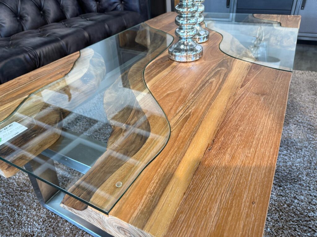 Eckiger Wohnzimmertisch mit Glas
