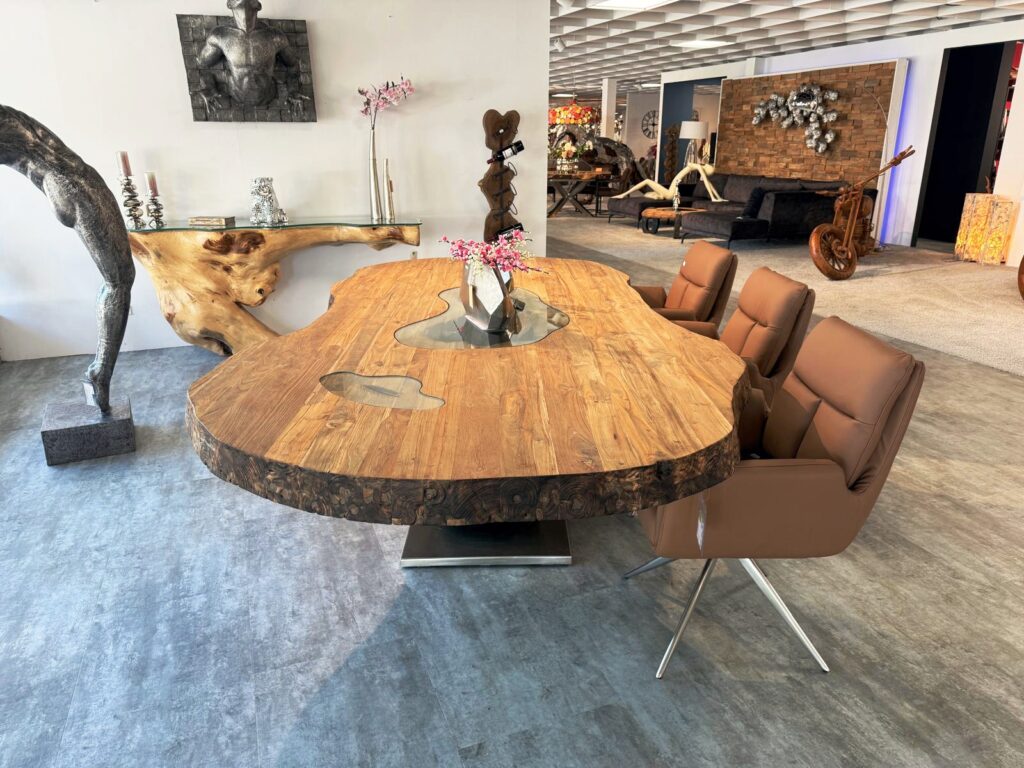 Massiver Esszimmertisch
