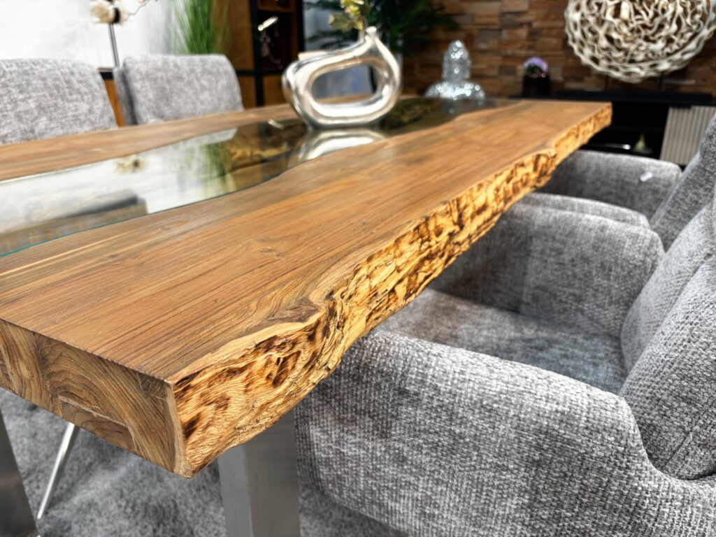 Tisch mit massiver Tischplatte aus Holz