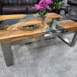 Eckiger Couchtisch aus Massivholz