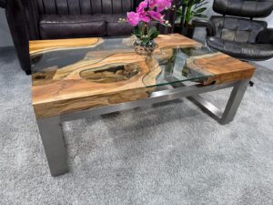 Eckiger Couchtisch aus Massivholz