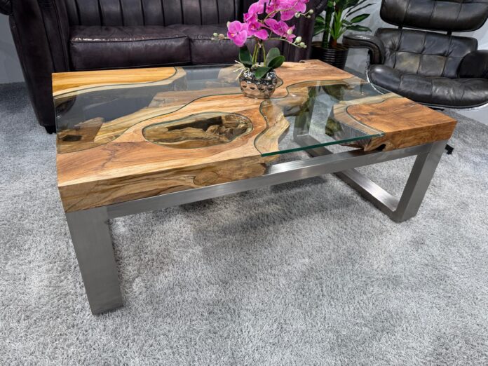 Eckiger Couchtisch aus Massivholz