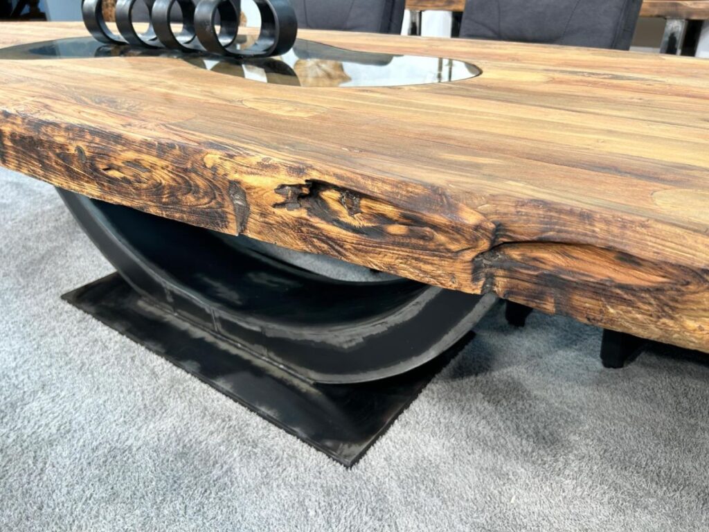 Ovale Esstische aus Holz im Industriedesign Massive Tischplatte aus recyceltem Holz