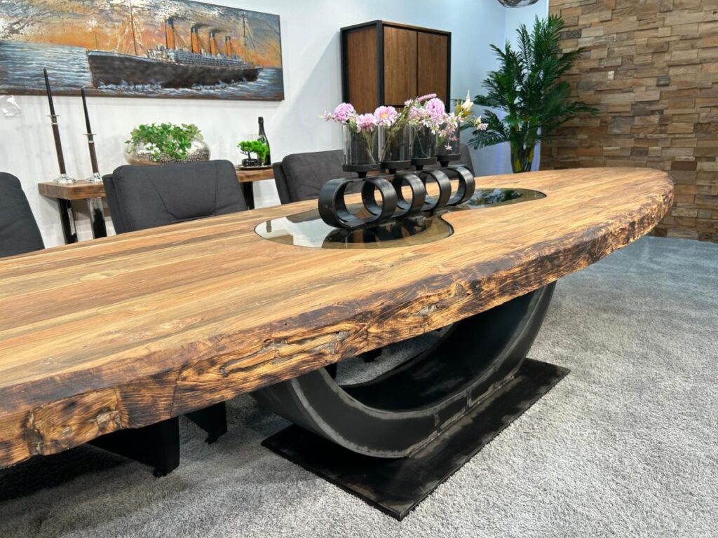 Ovale Esstische aus Holz im Industriedesign Massivholztisch oval
