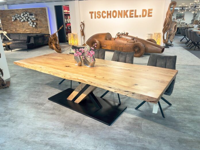 Günstiger Esstisch aus Massivholz