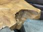 Preview: Detailansicht eines Couchtischs aus Baumstamm mit Maserung.