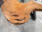 Preview: Detailansicht eines Wohnzimmertischs aus Suar-Holz mit Metallbeinen.