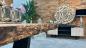 Preview: Nahaufnahme eines Esstisches aus recyceltem Holz.