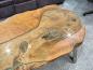 Preview: Detailansicht eines Wohnzimmertischs aus Suar-Holz mit Metallbeinen.