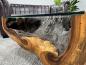 Preview: Nahaufnahme eines Wohnzimmertischs aus Suar-Holz mit Glasplatte.