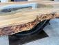 Preview: Massiver Holztisch aus recyceltem Holz mit Rohstahlgestell.