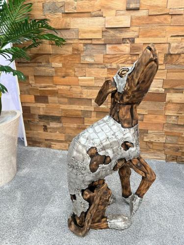 DER TISCHONKEL :: Skulptur Sitzender Hund aus Altholz mit Aluminium 107 cm
