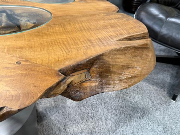 Einmaliger Couchtisch aus Baumscheiben mit Halbmondfuss