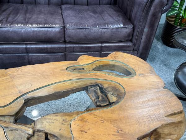 Einmaliger Couchtisch aus Baumscheiben mit Halbmondfuss