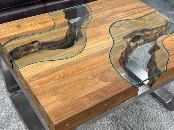 Couchtisch mit Glaseinlage aus Altholz
