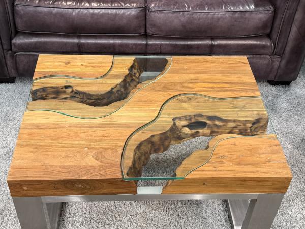 Couchtisch mit Glaseinlage aus Altholz