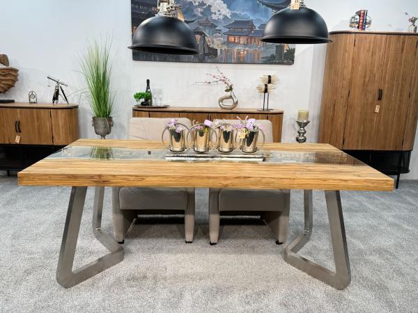 Massivholztisch mit Glaseinlage aus Altholz