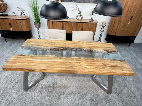 Massivholztisch mit Glaseinlage aus Altholz