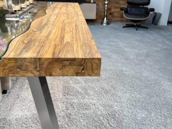 Massivholztisch mit Glaseinlage aus Altholz